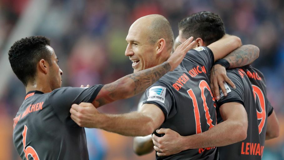 Både Robert Lewandowski og Arjen Robben fik brudt måltørken i Bayerns 3-1-sejr over Augsburg. Foto: AP