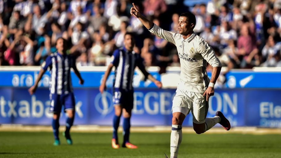 Ronaldo var på pletten og scorede hattrick i Real Madrids 4-1-sejr over Alaves. Foto: AP