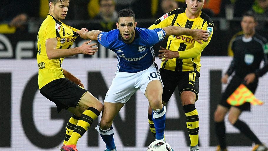 Der blev gået til stålet i Ruhr-derbyet mellem Dortmund og Schalke. Foto: AP