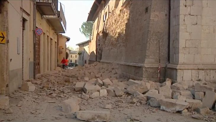 Mursten fra ødelagte bygninger dækker flere veje i det centrale Italien. Foto: AP