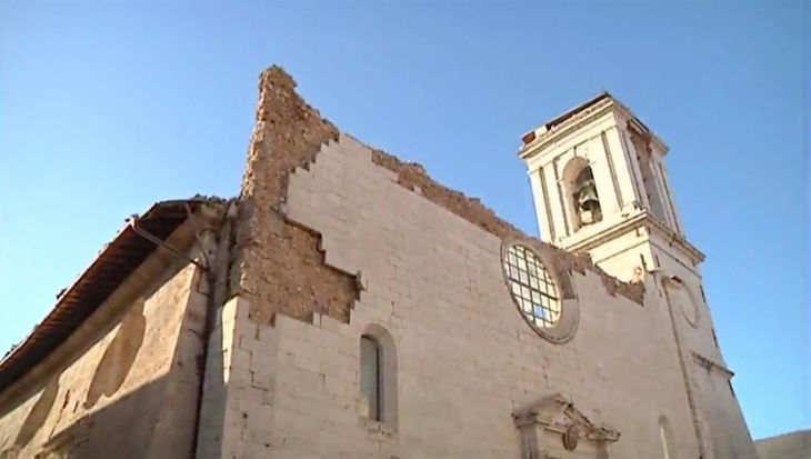 En ødelagt kirke står tilbage i ruiner i byen Norica. Foto: AP
