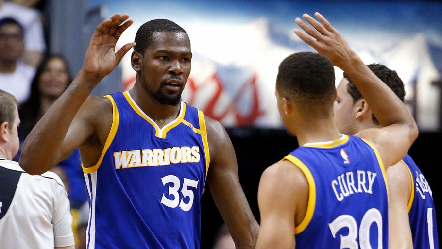 Kevin Durant og Stephen Curry var om nogen mændene bag Warriors' sejr søndag. (Foto: AP)