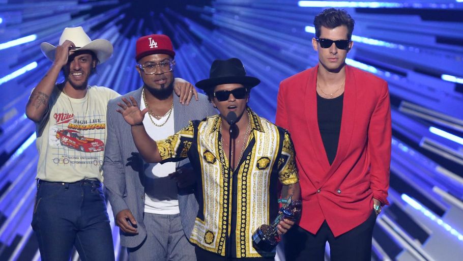 Bruno Mars (forrest) og Mark Ronson (til højre) fik en MTV Video Music Awards for 'Uptown Funk'. Foto: AP