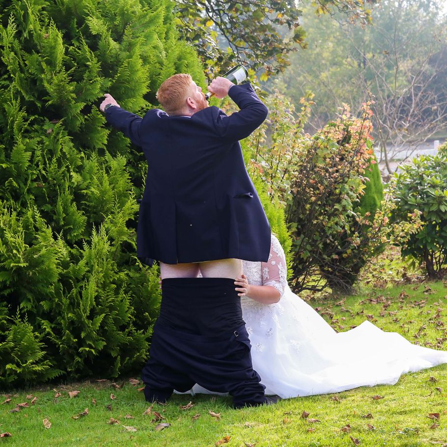 Par ville have et anderledes bryllupsbillede Frækt foto er faktisk helt uskyldigt billede