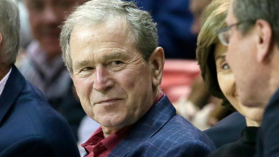 Den tidligere præsident George W. Bush lavede sjov med en journalist under en baseballkamp i Texas i sidste uge. Foto: AP/LM Otero