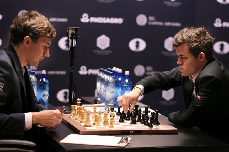Norske Magnus Carlsen (th) og russiske Sergej Karjakin. (Foto: AP)