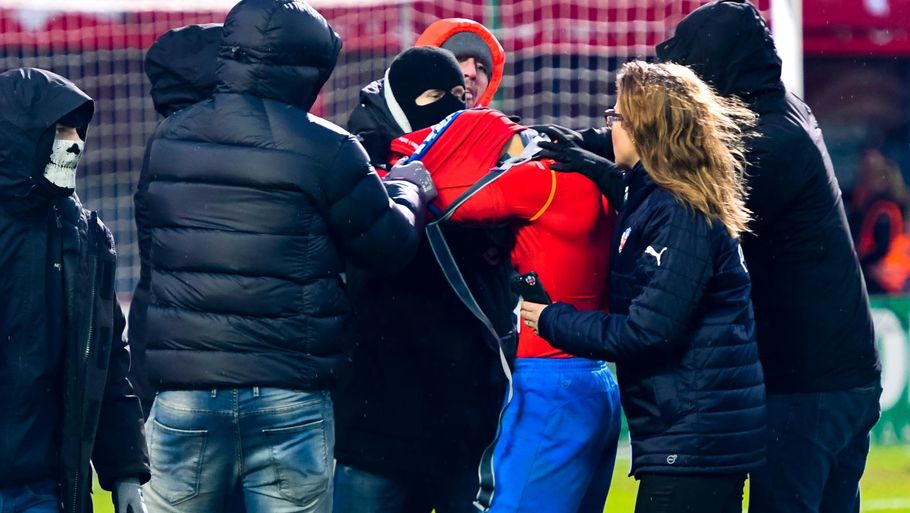 Søndag gik det galt igen i svensk fodbold, da maskerede hooligans angreb Jordan Larsson, efter Helsingborgs nedrykning fra Allsvenskan. Foto: Ludvig Thunman / BILDBYRÅN