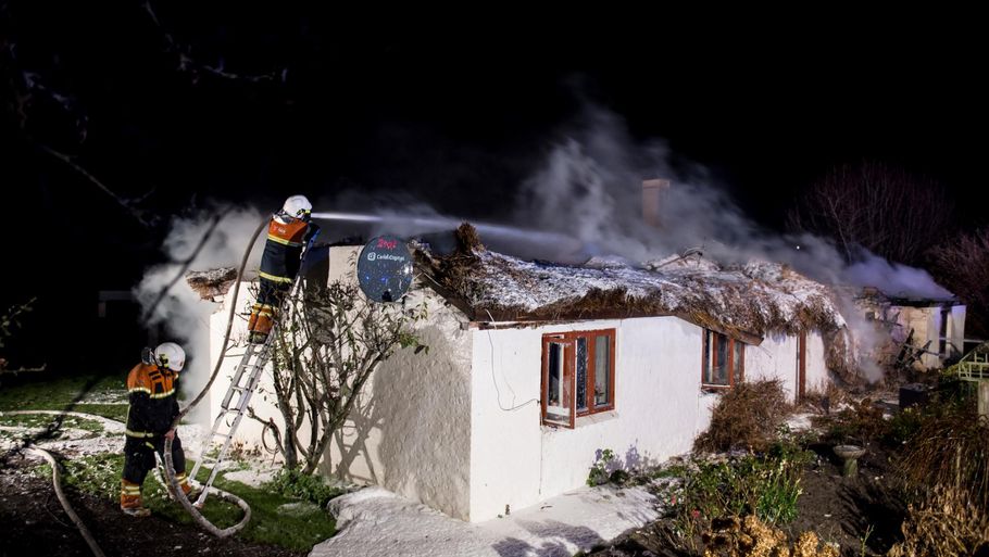Det stråtækte hus på Thistedvej i Fjerritslev udbrændte kort efter, at den 89-årige beboer blev reddet ud. Den sigtede i brandsagen kunne se flammerne fra sit eget hjem. (Foto: René Schütze)