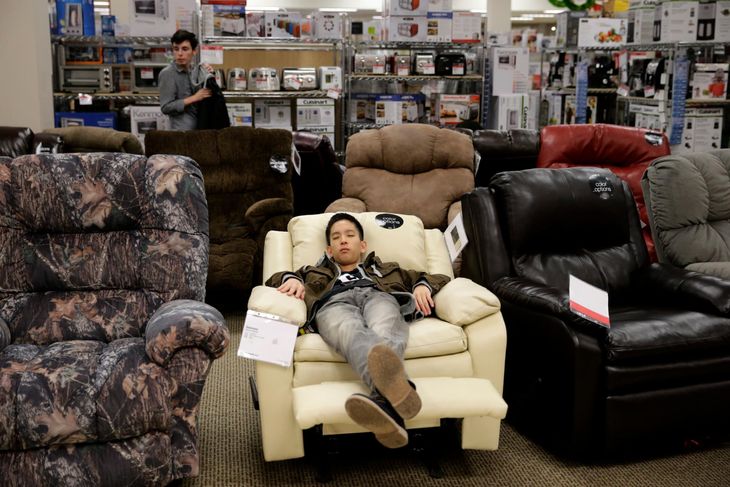 Er du med eller sover du Black Friday væk? Det kan være den billigste løsning. Foto: Jae C. Hong/AP