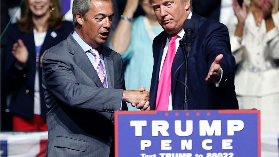 Brexit-kampagnens frontfigur Nigel Farage har igen påkaldt sig stor vrede hos aggressive modstandere efter sin begejstrede støtte til Donald Trump. Her mødes de to politiske venner under et valgmøde i august i Mississippi. Foto: AP