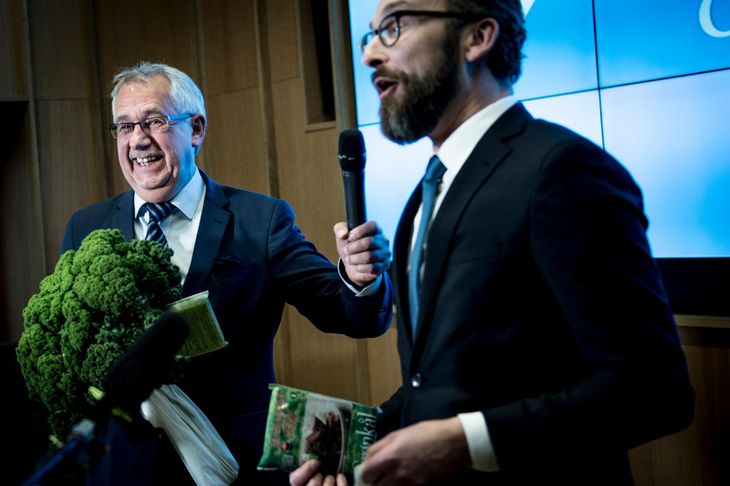 Ole Birk fik grønkål af sin forgænger Hans Chr. Schmidt ved ministeroverdragelsen i november 2016. Foto: Linda Johansen
