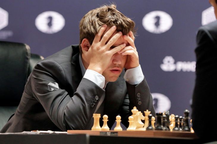 Magnus Carlsen i problemer i 8. parti mod Karjakin. (Foto: AP)