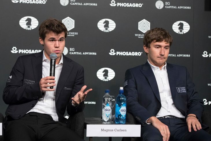 Magnus Carlsen taler til pressen, efter verdensmesterskabet i skak er i hus. En slukøret Sergej Karjakin lytter med. (Foto: AP)
