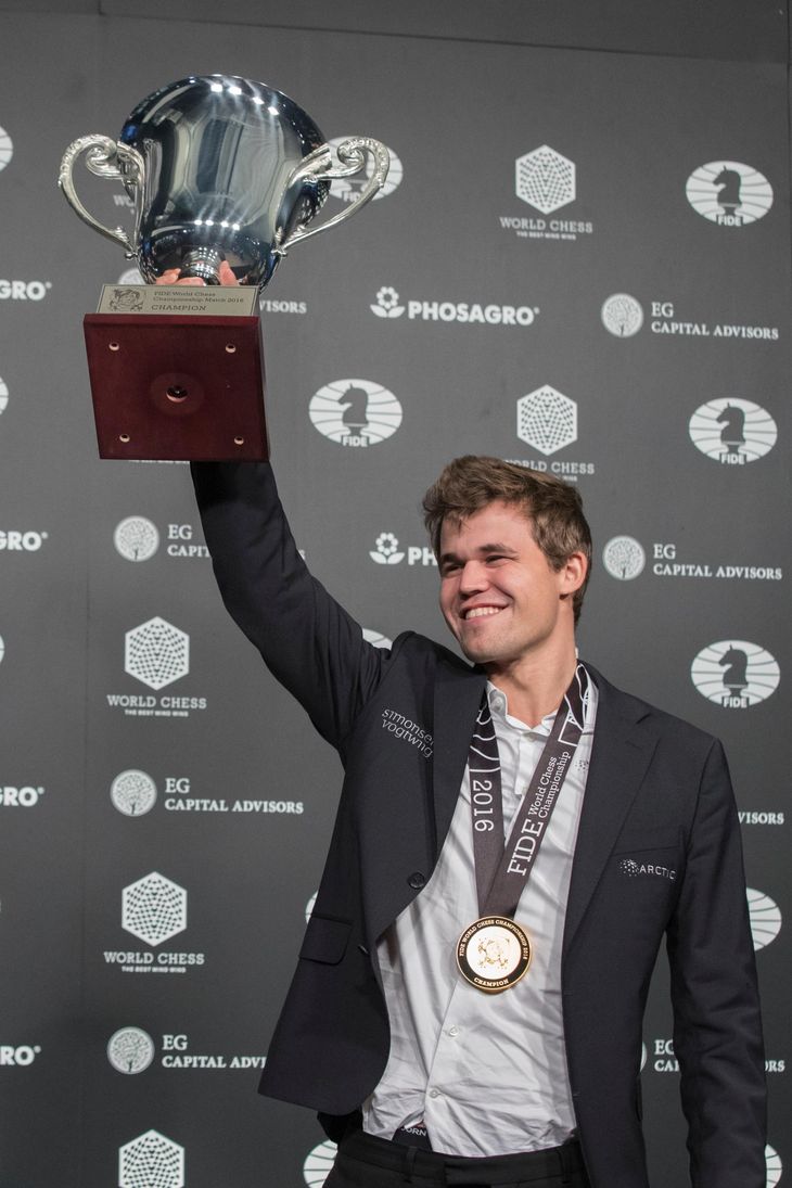 Magnus Carlsen jubler efter sejren over russiske Sergej Karjakin. (Foto: AP)
