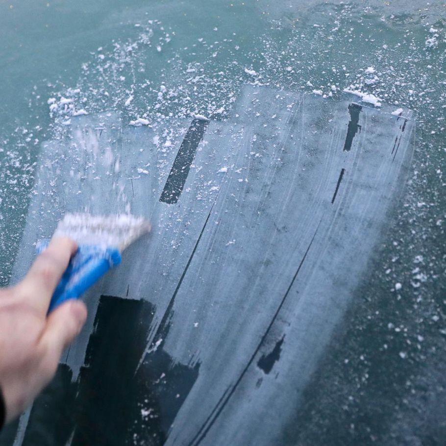 Drop skraberen Sådan får du isen af ruden på et splitsekund Foto pic