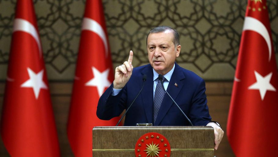 Hvis tyrkerne i næste måned stemmer ja til en ændring af den tyrkiske forfatning, kan landets nuværende præsident, Recep Tayyip Erdogan, blive siddende som præsident frem til 2029. Foto: AP