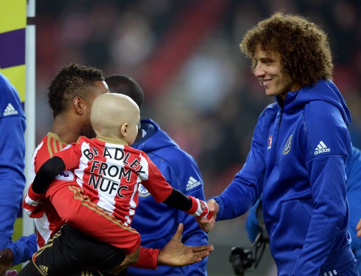 Chelseas David Luiz fik også hilst på den lille Sunderland-fan. Foto: All Over Press