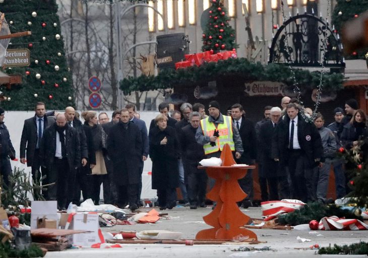 Angela Merkel besøger det julemarked, hvor 12 personer døde efter at være blevet ramt af en lastbil. Foto: AP