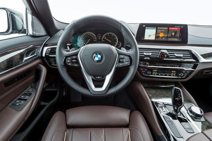BMW’s fine 8-trins automatgearkasse er standard. Man kan få firehjulstræk til alle modeller for 50.000 kr. ekstra. Foto: BMW