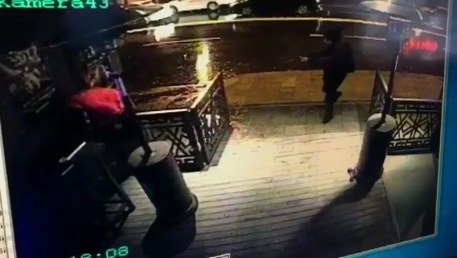 Terroristen skyder sig her vej ind i natklubben Reina i Istanbul med en langløbet riffel. 39 blev dræbt i angrebet.