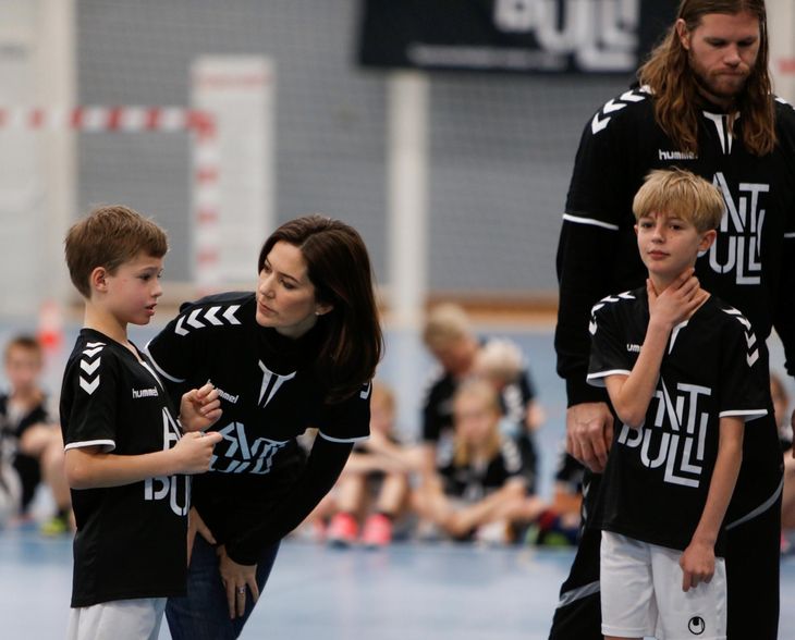 Mary og Mikkel Hansen deltog sammen i et børnehåndboldstævne i Silkeborg i forbindelse med antimobbekampagne Antibulli. Foto: Maryfonden