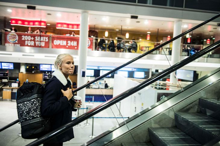 På vej mod Tyskland i Københavns Lufthavn er Pernille Harder spændt og forventningsfuld. Foto: Stine Tidsvilde