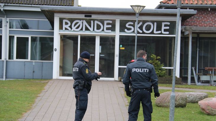 Politi foran indgangen til RØnde Skole. (Foto: Per Øxenholt)