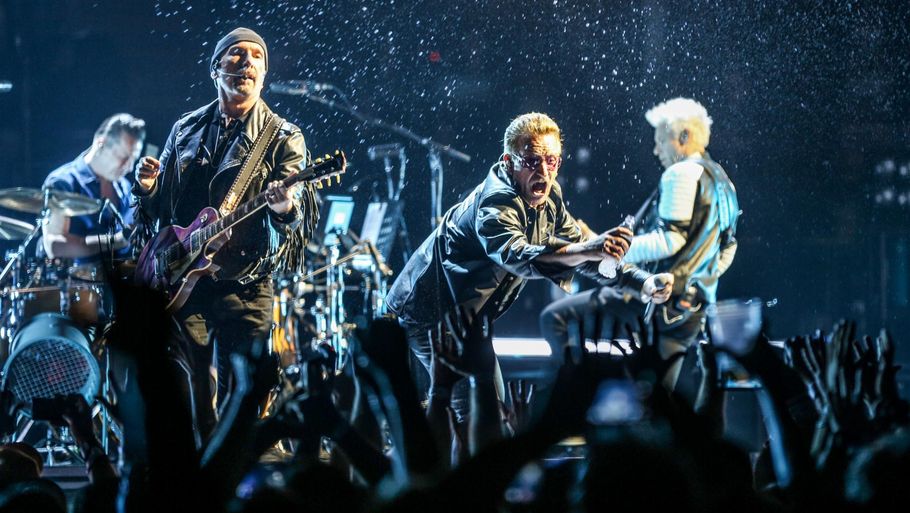 U2 under en koncert i Californien anno 2015 - gruppen fra Dublin forventes at optræde på en dansk scene i løbet af 2018. Foto: Rich Fury/AP
