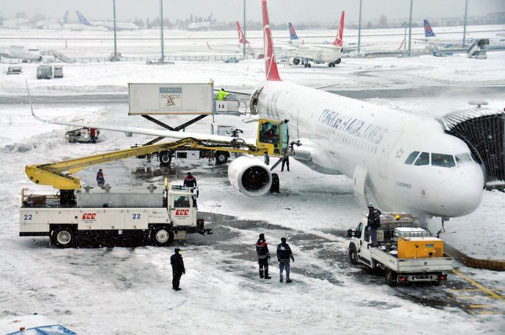 Personalet i Atatürk-lufthavnen i Istanbul kæmper med sneen. Foto: AP