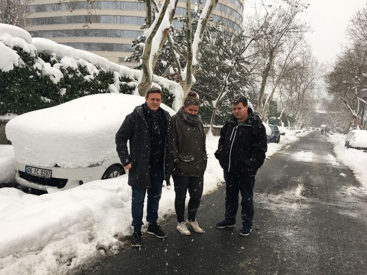 Det er de færreste, der får 'fornøjelsen' af at opleve Istanbul i snevejr, men det blev - ganske ufrivilligt - tilfældet for Daniel, Julie og Patrick. PRIVATFOTO