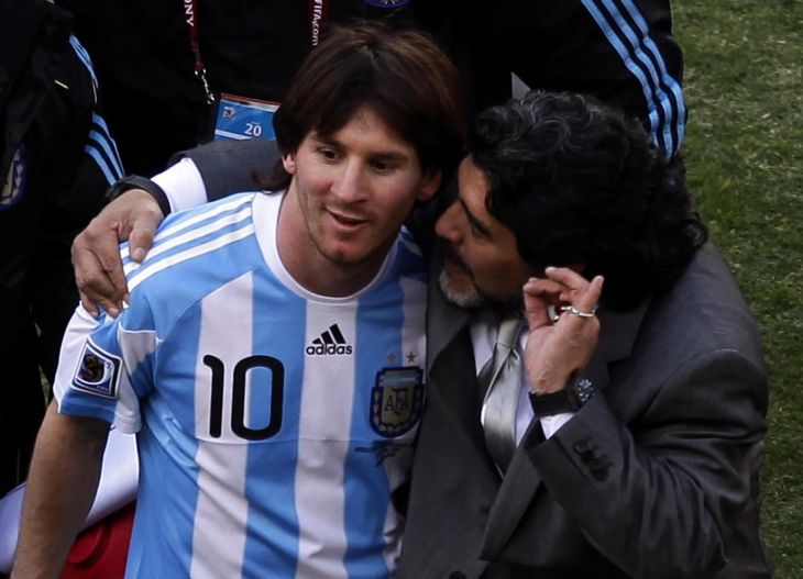 Diego Maradona har tidligere været træner for Lionel Messi. Her ses de to store argentinske 10'ere under VM i 2010. Foto: AP 
