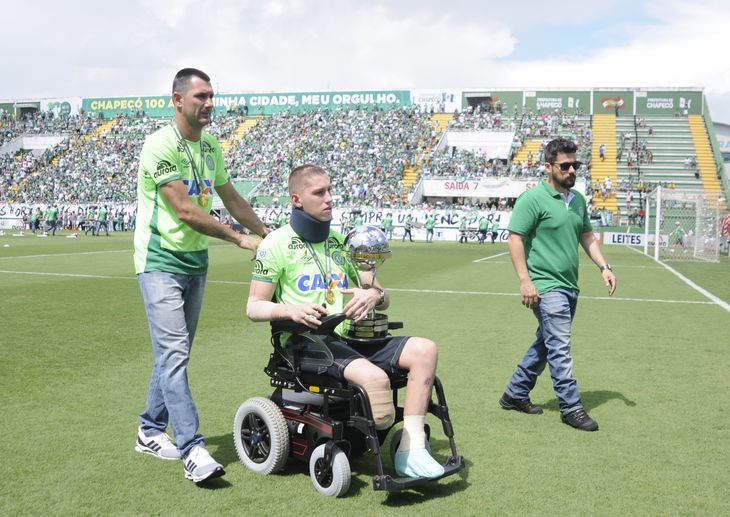 I rullestol blev Jackson Follman hjulpet ind på banen, og sammen med sine to holdkammerater fik de overrakt Copa Sudamericana-trofæet. Follman var dybt berørt at situationen. Foto: AP