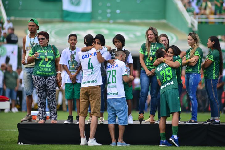De overlevende spillere trøster her deres afdøde holdkammeraters pårørende inden kampen mod Palmeiras. Foto: AP