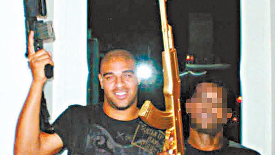 Dette billede vakte stor opsigt på de sociale medier - da Adriano poserede med våben sammen med brasilianske bandemedlemmer