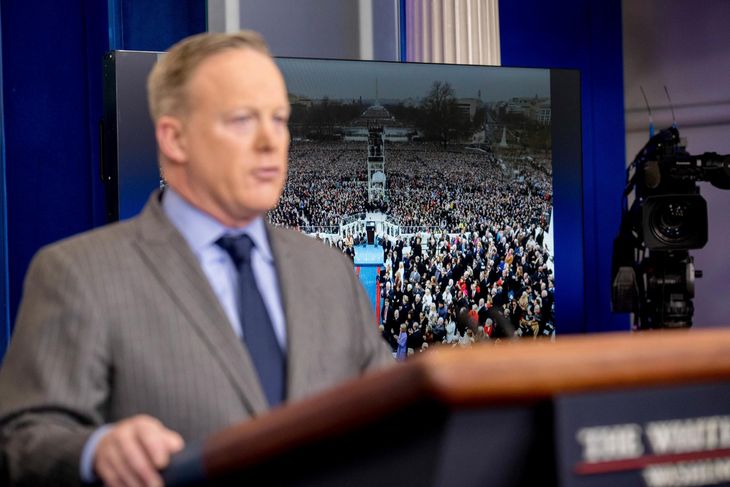 Donald Trumps pressetalsmand Sean Spicer erklærede i strid med fotobeviset, at indsættelsesceremoni fredag slog alle rekorder. (Foto: AP)