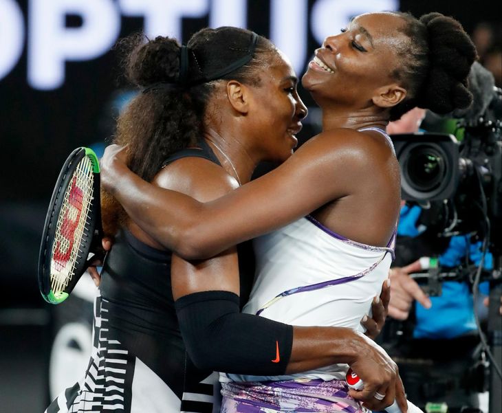 Søstrene Williams i kærlig omfavnelse, efter Serena havde banket storesøster i finalen ved Australian Open i januar. Siden har de begge fået andet end tennis at tænke på. Foto: AP