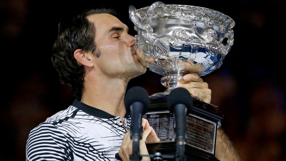Federer med trofæet (Foto: AP)