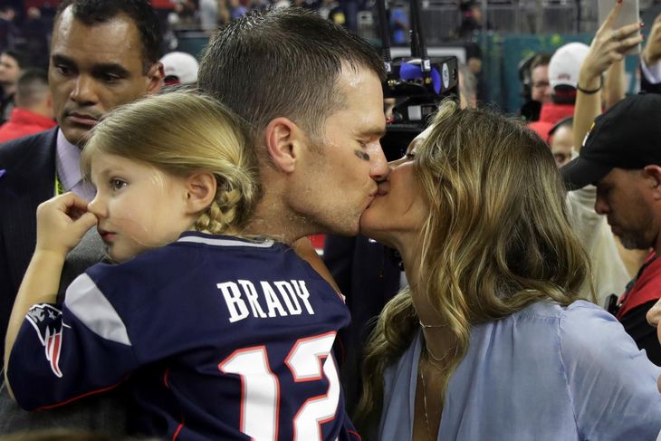 Brady og Patriots vandt Super Bowl sidste år efter en overtidssejr mod Atlanta Falcons. Her lykønskes han af konen og datteren. Foto: AP