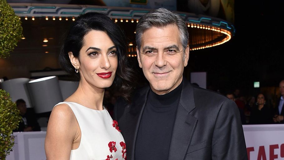 George Clooney truer med bål og brand, efter hans og fruen Amal Alamuddins (tv) tvillinger er blevet fotograferet: Foto: Jordan Strauss/Invision/AP.