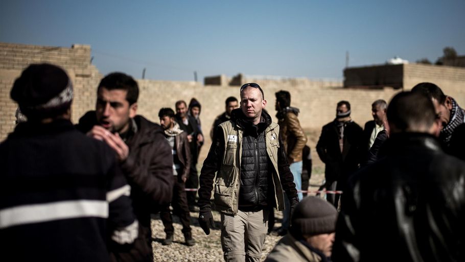 Knud Andersen som sikkerhedskoordinator for Mission Øst i Mosul. Her med overblik over dagens uddeling af gasvarmere til beboerne i en lokal landsby. Foto: Rasmus Flindt Pedersen