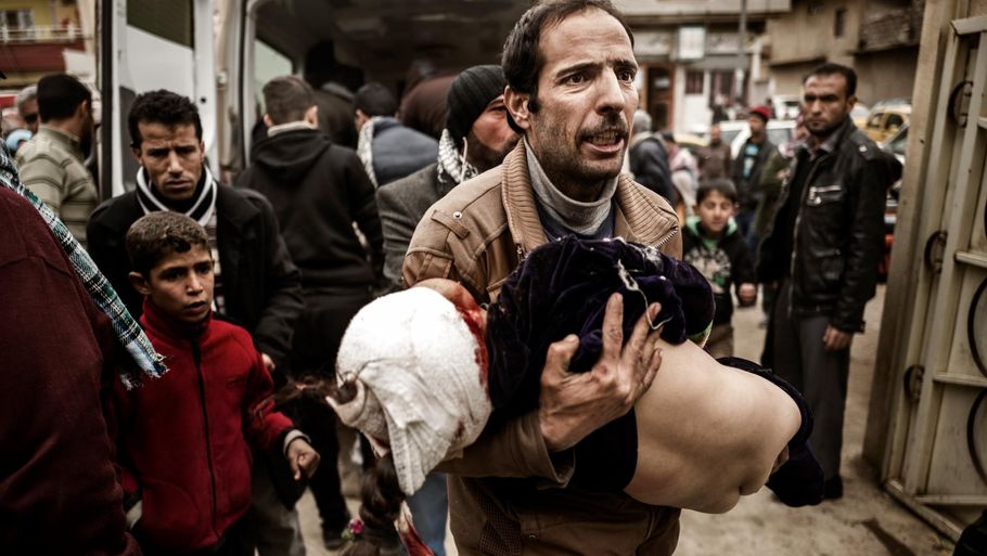 Mohammad har allerede mistet sin 12-årige søn. Her bærer han på sin tiårige datter Ghufran, og i ambulancen ligger hans datter, treårige Narin, hårdt såret... Foto: Rasmus Flindt Pedersen