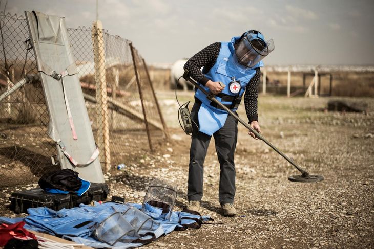 Med 14 års erfaring - fra Nepal, Irak, Congo, Irak, Iran, Afghanistan, Kuwait, og nu Irak igen har Bishnu Mahat - er  landminer, vejsidebomber, lureminer, bilbomber, rørbomber og alverdens kreativt camouflerede sprængstoffer en del af den 32-årige minerydders hverdag. Foto: Rasmus Flindt Pedersen