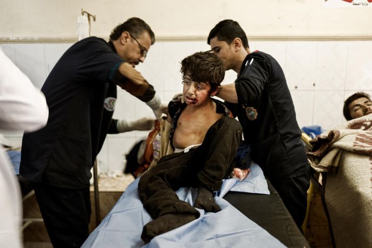Rayan da han ankommer tydeligvis i chok til felthospitalet i Mosul. Foto: Rasmus Flindt Pedersen 