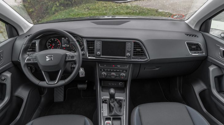 Interiøret i Seat er overskueligt og ekstremt let at betjene. Men kvaliteten er ikke på niveau med Peugeot. Foto: Biltesteren 