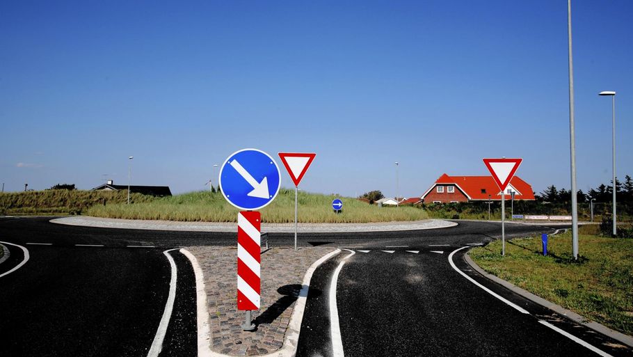 De fleste rundkørsler i Danmark ligner denne med kun et spor. De tosporede af slagsen har det med at udfordre bilisterne. Foto: Carsten Ingemann