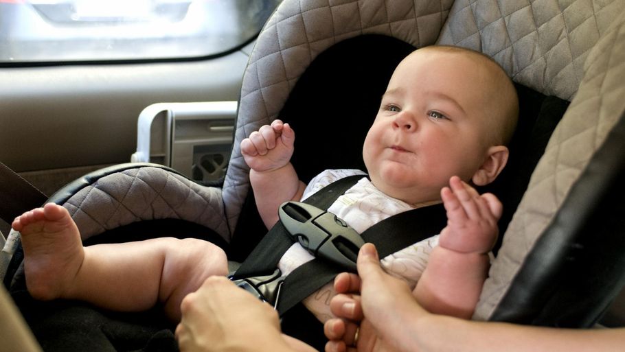 Babyer er gode til at falde i søvn i bilen, og det er der en helt særlig grund til. Foto: Public Domain Image
