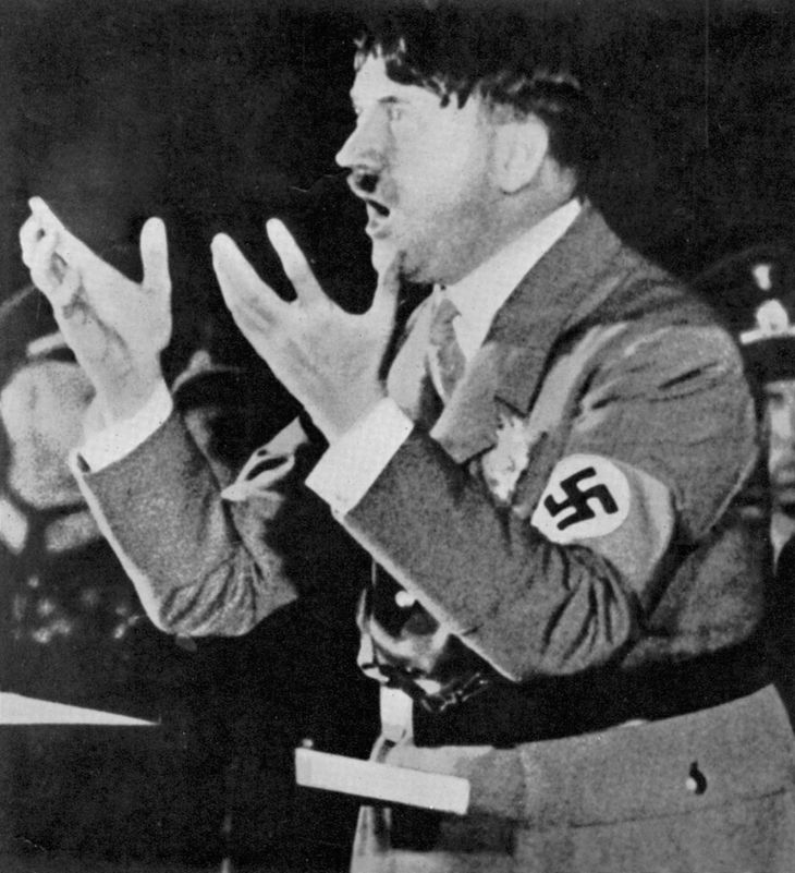 Hitler under en nazi-stævne i München. Foto: Rex