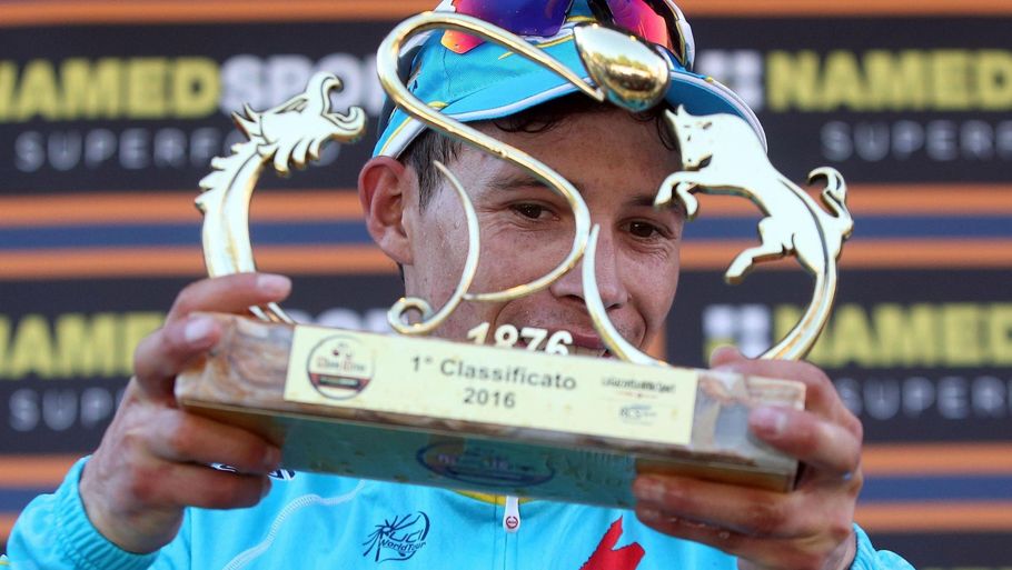 Colombianeren Miguel Angel Lopez fejrer sin sejr i Milano-Torino sidste år. Foto: AP.