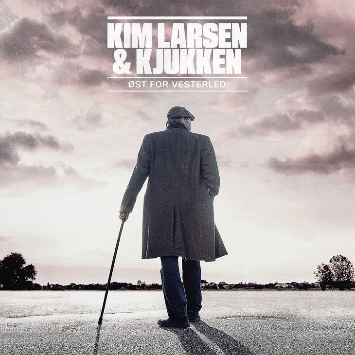 Coveret til Kim Larsen & Kjukkens aktuelle 'Øst for Vesterled', der har en spilletid på 40 minutter.
