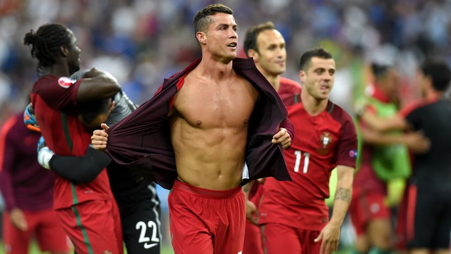 Ronaldo er ikke bleg for at vise kroppen frem i kampene. Her blotter han sine muskler under EM-finalen i sommer. Foto: All Over Press